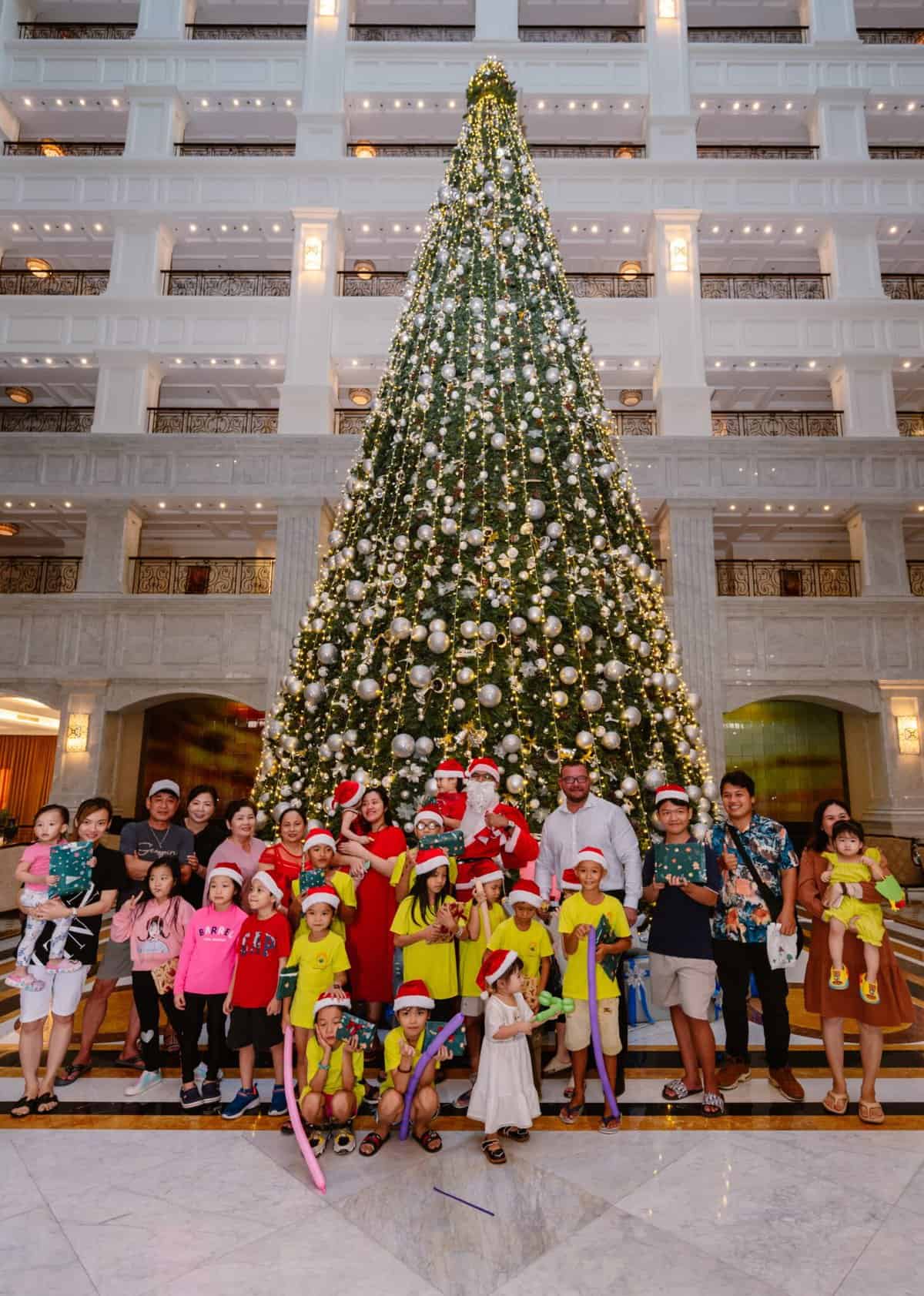 Sheraton Phu Quoc Long Beach Resort hosted a magical christmas tree  lighting ceremony for community, guests and partners